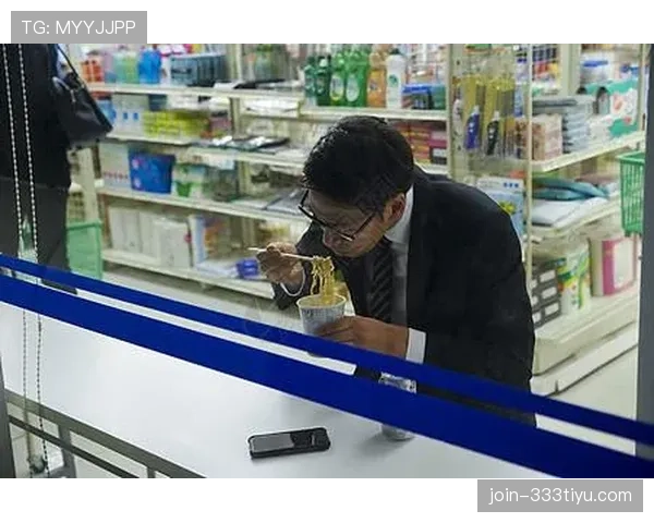 刚刷到张本智和半夜在便利店买泡面，肩上那个名牌包太违和